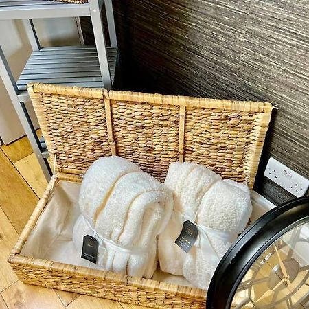Lovely Two Bed Flat London Eksteriør bilde