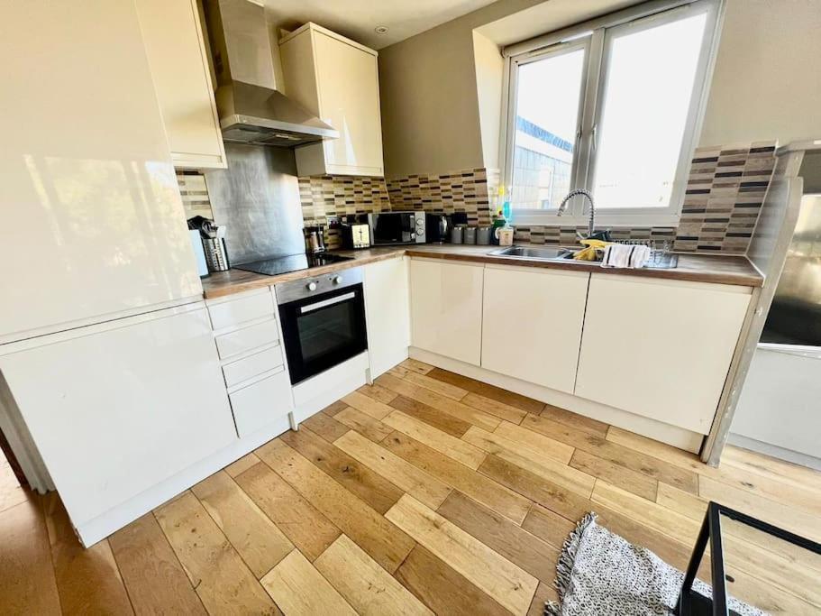 Lovely Two Bed Flat London Eksteriør bilde